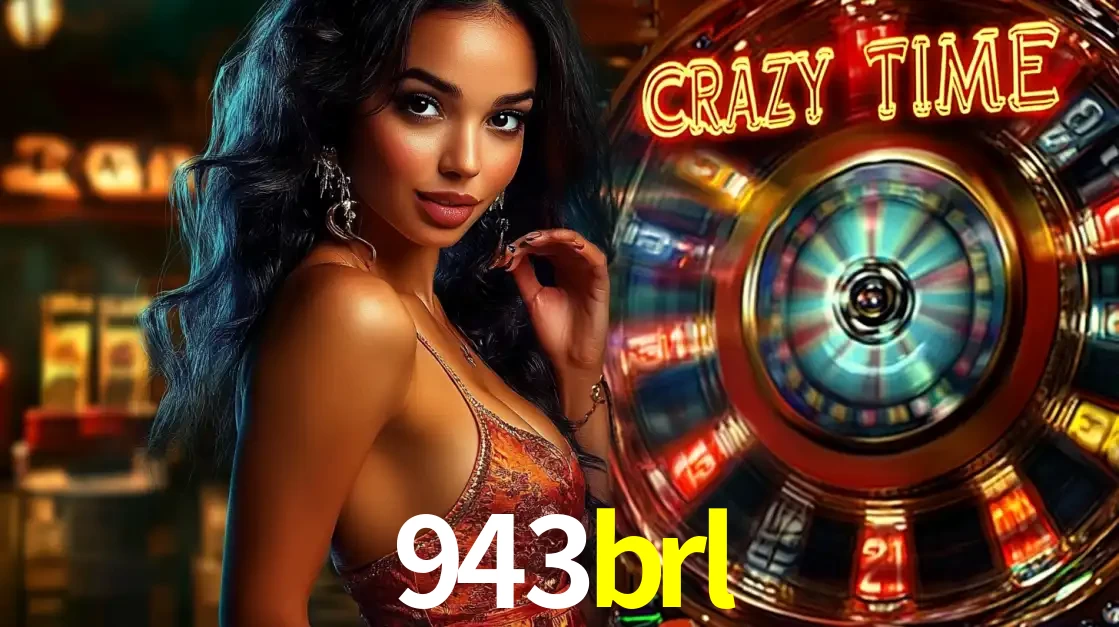 Mulher elegante ao lado da vibrante roda da fortuna do jogo de cassino ao vivo Crazy Time, um dos game shows mais populares e cheios de prêmios do 943brl.